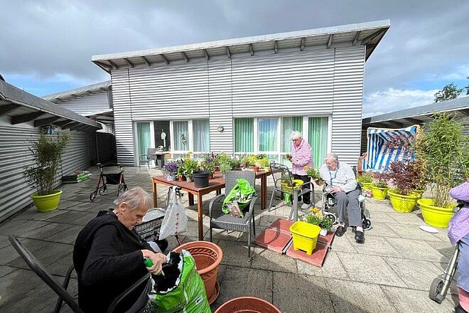 Gemeinsam wurden die neuen Blumentöpfe auf der Dachterrase bepflanzt.